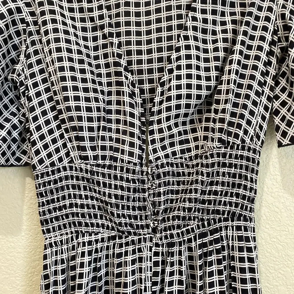 ELAN Black and White Jumpsuit Size Small V Neck Cut Out Smocking Size Small - Picture 5 of 8